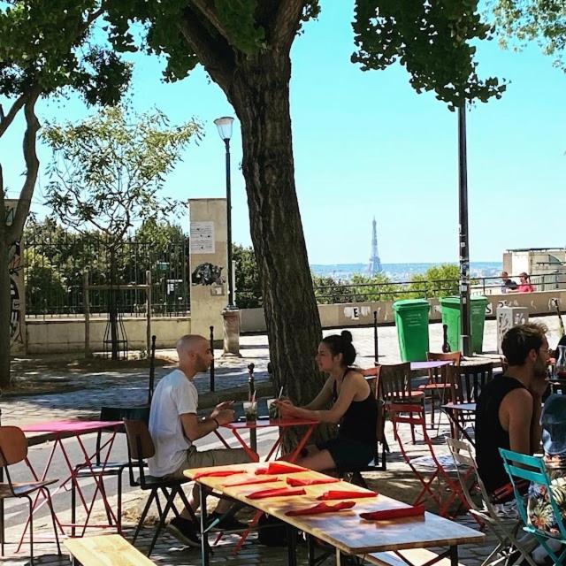 Charming Bright Sunny In Belleville Parigi